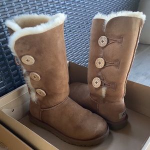 UGG Australia ,Women Bailey Button Chesnut 6 W,US